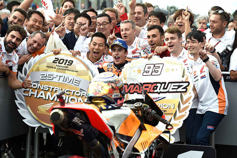 Titelgewinn von Marc Márquez in Motegi 2019: Ganz links Santi Hernandez, rechts neben ihm Hugo Bucher