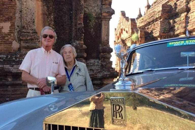 Alastair und Dorotyh Caldwell mit dem Rolly Royce in Myanmar