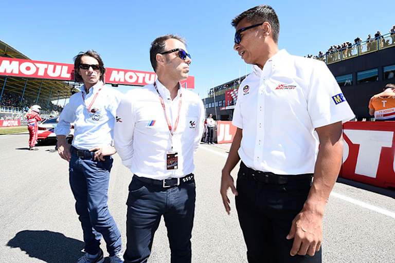 Loris Capirossi (Mitte) im Gespräch mit Razlan Razali (re.)