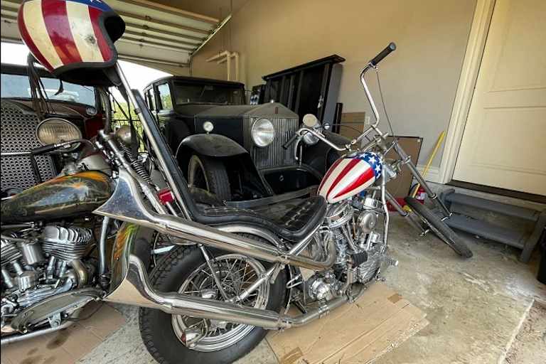 Captain America geparkt vor einem Rolls Royce - geht ja gar nicht!