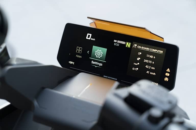 Immer online: Umfangreiche Konnektivitätslösungen machen den Definition CE 04 zum Kommunikationsmittel