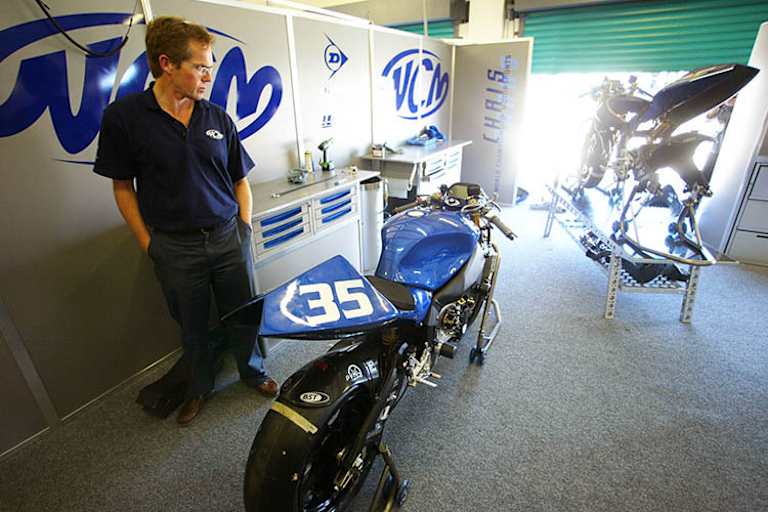 2003 in Welkom/Südafrika: WCM-Teammanager Peter Clifford mit den nicht homologierten Bikes mit Motoren auf R1-Basis