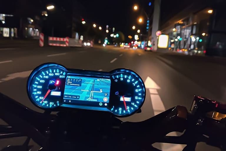 Wozu ein Navi irgenwie an den Lenker binden, wenn man dessen Anzeige ins Cockpit integrieren kann?