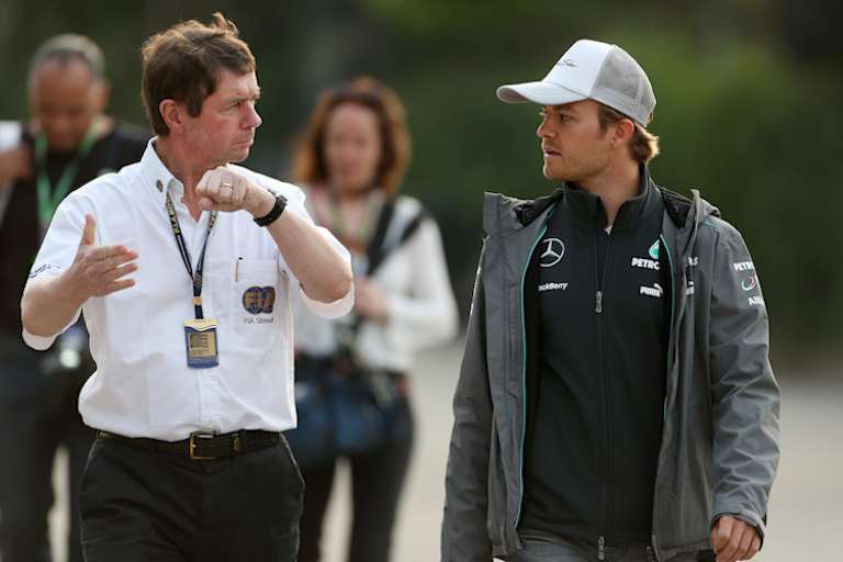 FIA-Rennkommissar Garry Connelly mit Nico Rosberg