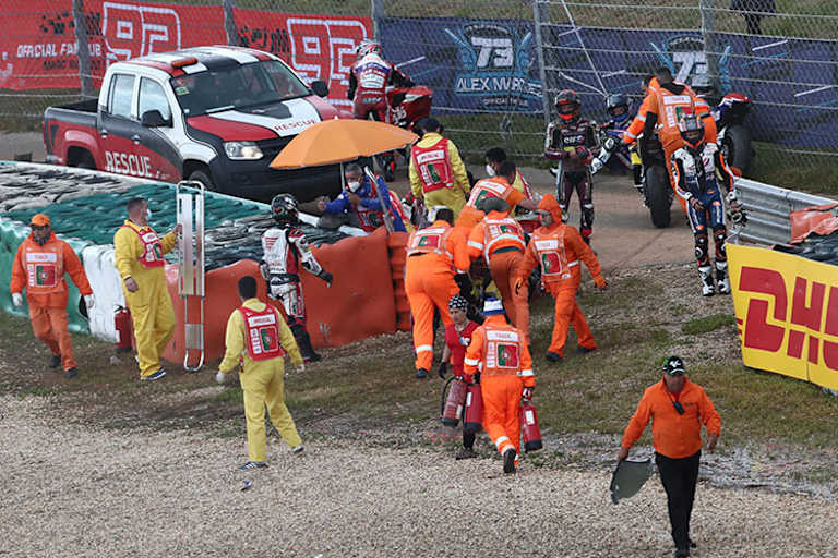 Manche Fahrer hatten offenbar keine Eile, die Bikes an die Box zu bringen