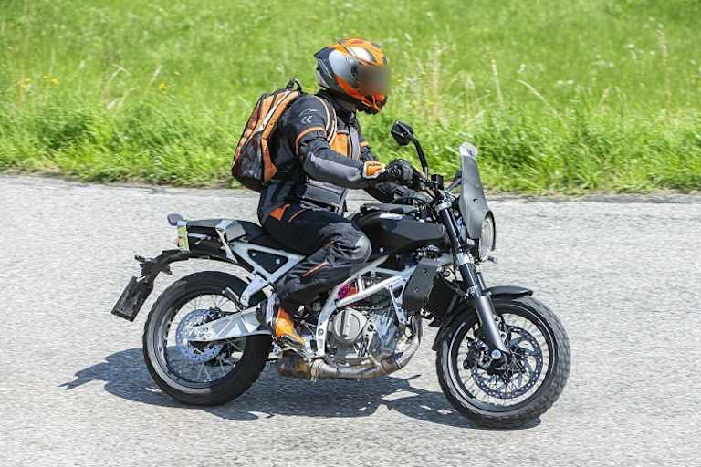 Rätsel: Ist da ein Heckspoiler montiert oder ist das eine zweite Variante der Frontscheibe, die zu erproben ist?