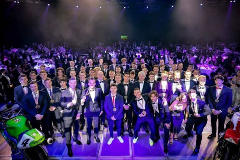 Ein Gruppenbild aller FIM-Weltmeister der Jahre 2020 und 2021