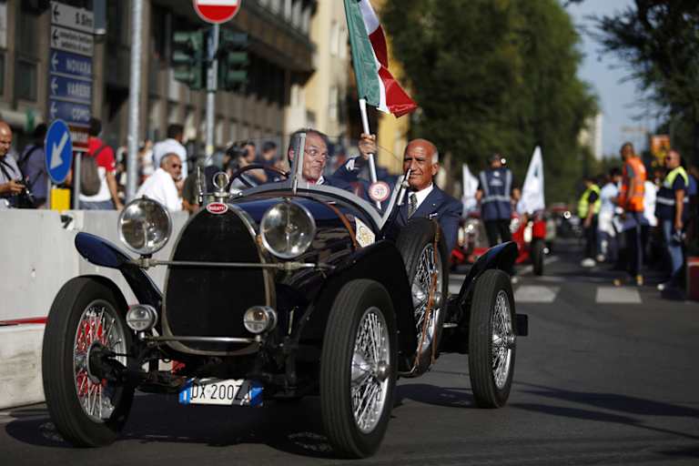 Angelo Sticchi Damiani (rechts im Wagen, mit der Flagge in der Hand)