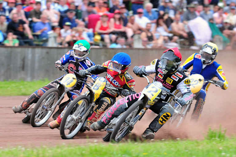 Auf langen Sandbahnen war Daniel Bacher (8) immer sauschnell: Hier zwischen Glen Phillips (34) und Gerd Riss (2)