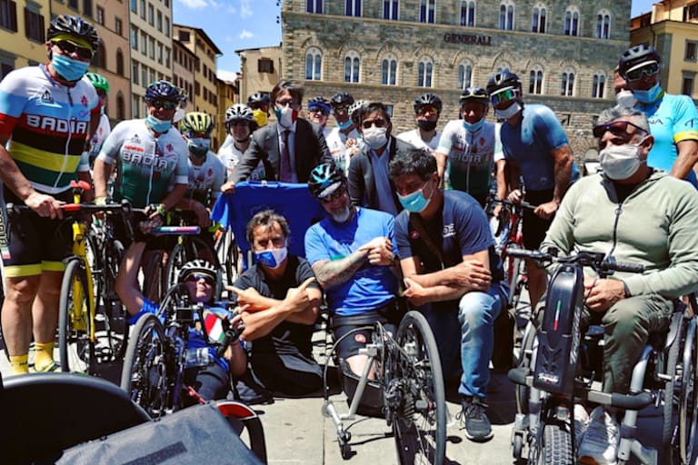 Florenz-Bürgermeister Dario Nardella (mit Sakko und Krawatte)