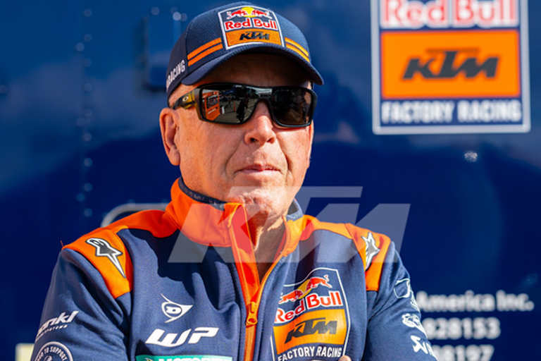 Roger DeCoster beobachtet die Lage