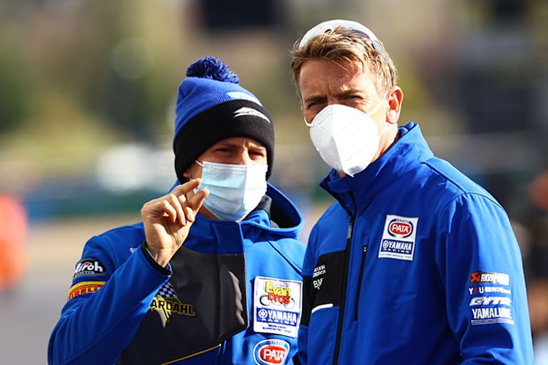 Andrea Locatelli (li.) mit Teammanager Paul Denning