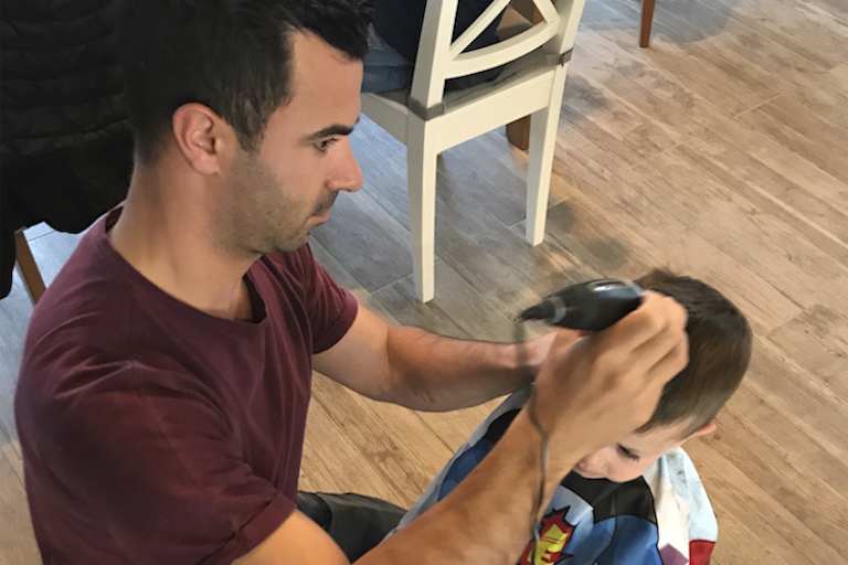  Der Franzose ist auch ein guter Frisör, wie er erzählt