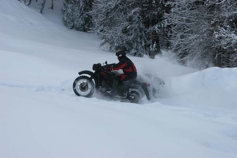 Beiwagenmaschine von Dnepr im Wintereinsatz: Bei schwierigen Bedingungen jedem modernen SUV haushoch überlegen 