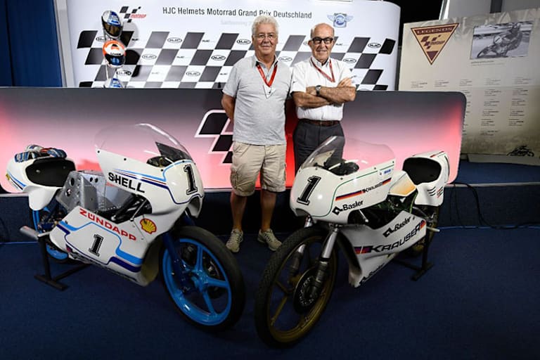 Sachsenring-GP 2019: Stefan Dörflinger mit Dorna-Chef Carmelo Ezpeleta und seinen Motorrädern