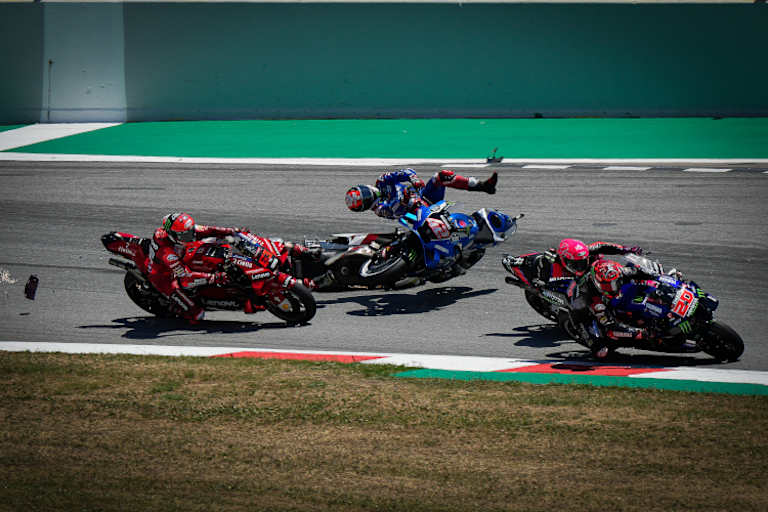 Der Crash: Hinter Bagnaia fliegt Nakagamis Visier davon, Rins wird in die Luft geschleudert