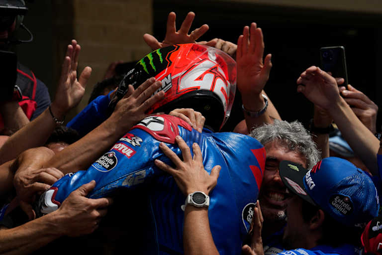 Die Suzuki-Truppe bejubelt Alex Rins