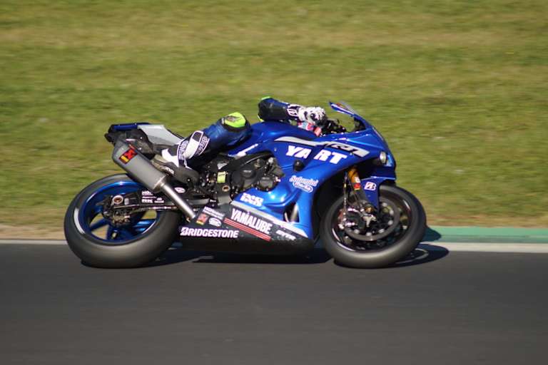 YART-Yamaha führt nach vier Stunden in Most