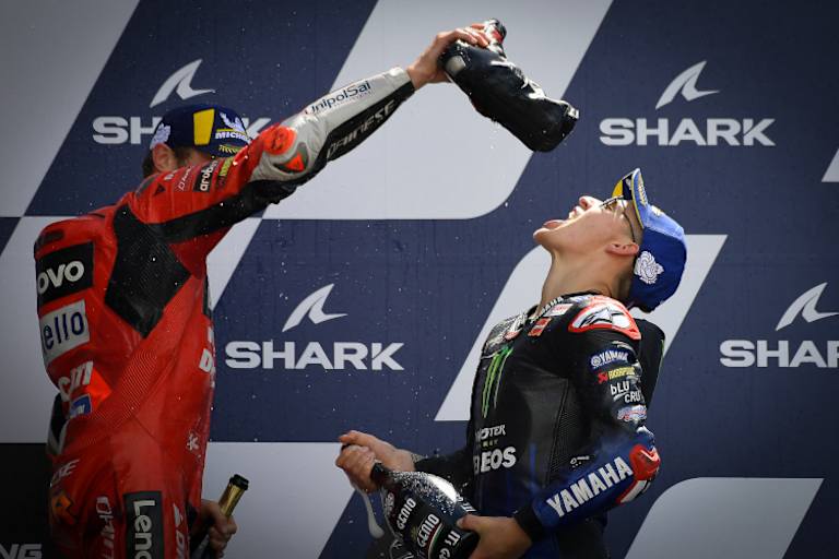 Auch Fabio Quartararo bekam zur Feier des Tages einen Schluck ab