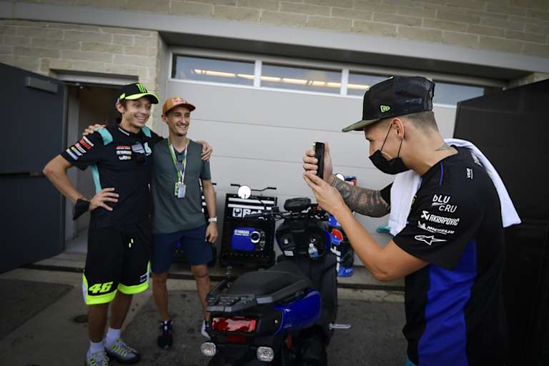 Valentino Rossi und Marvin Musquin lassen sich von Fabio Quartararo ablichten