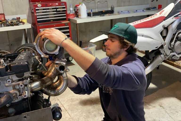 Remy Gardner tüftelt in der Garage, um sich die Zeit zu vertreiben