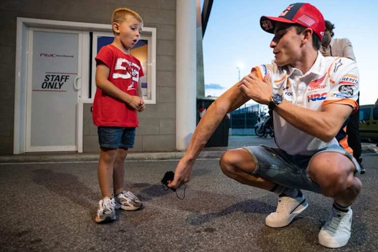 Der MotoGP-Star zeigt seine Narben am Oberarm