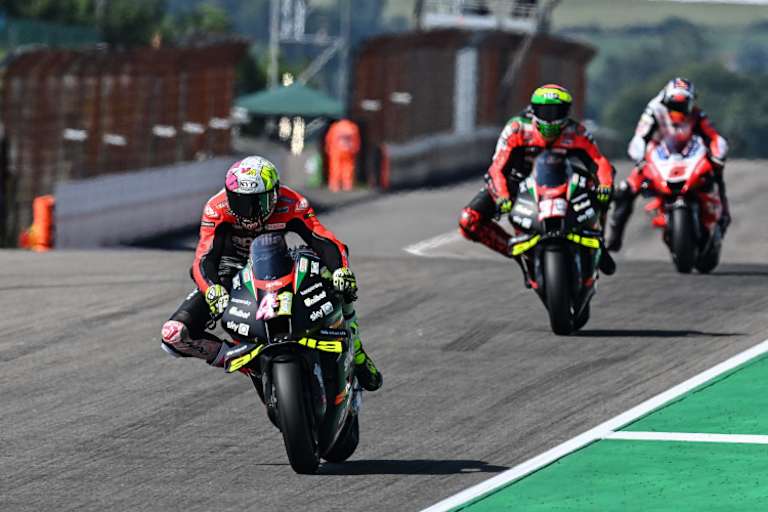 Aleix Espargaró vor seinem Aprilia-Kollegen Lorenzo Savadori