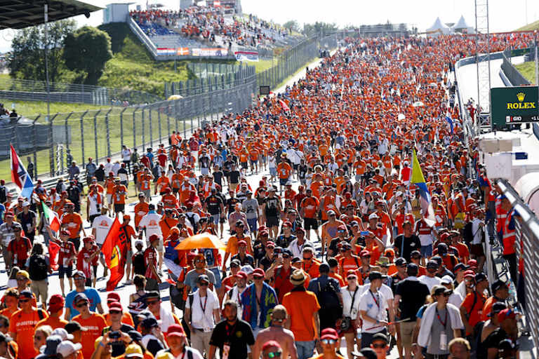 Sie müssen zuhause bleiben: Die Fans von Max Verstappen stürmten im vergangenen Jahr die Strecke, um seinen Sieg zu feiern