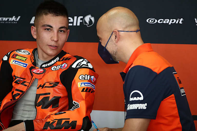 Raúl Fernández mit KTM-Techniker Esteban Garcia