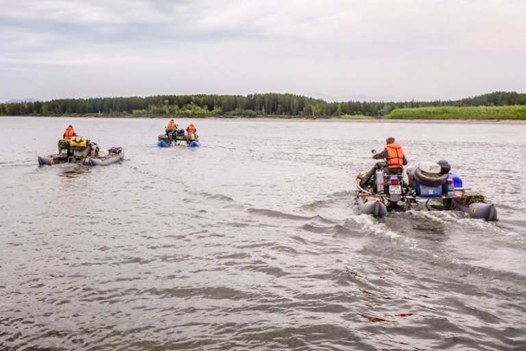 Als es keine Strasse mehr gab, wurden die Ural-Gesoanne zu motorisierten Flossen umgebaut 