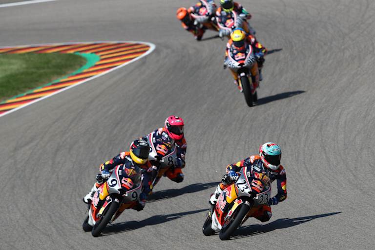 Freddie Heinrich (#9) stürzt in Lauf 1