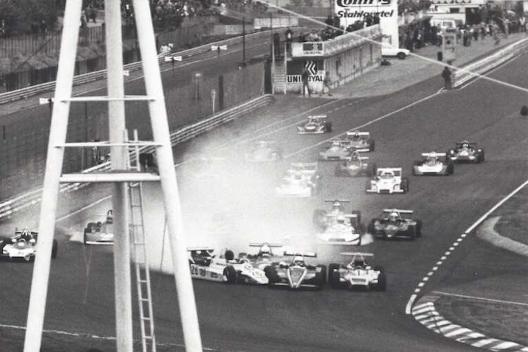 Das Unheil nimmt seinen Lauf. Mit voller Absicht lenkt Dauer seinen March in den Ralt von Bellof. BSR-Teamkollege Jelinski dahinter rettet sich reaktionsschnell mit einer Vollbremsung vor der Attacke