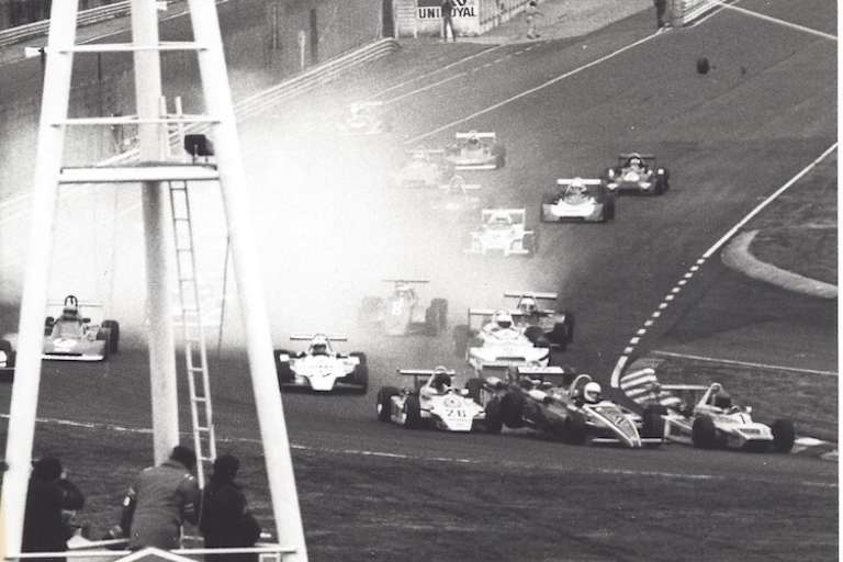 Dauer nimmt jetzt Bellof nochmals gezielt ins Visier und stellt sein Vorderrad vor Bellofs rechtes Hinterrad. Jelinski (weißer Helm) hat direkt dahinter einen vermeintlich gefahrlosen Logenplatz bezogen. Konrad rechts mit #1 bleibt unbehelligt