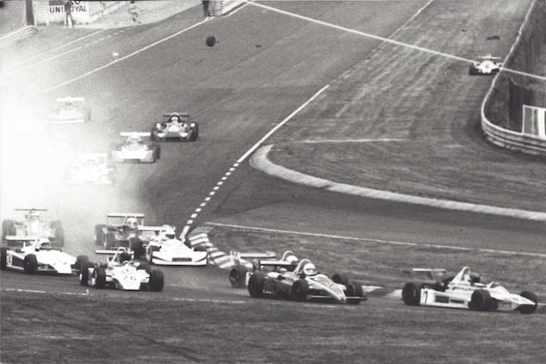 Bellof und Dauer trudeln mit beschädigten Autos aus, Konrad führt zunächst vor Jelinski