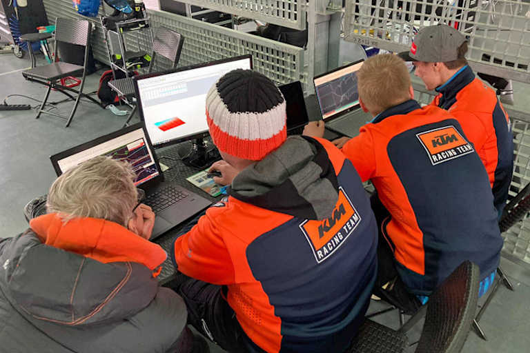 Teamwork bei dem KTM-Piloten