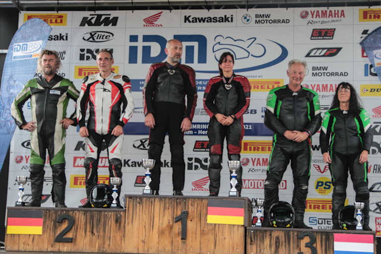 Siegerpodest der 1000er-Seitenwagen