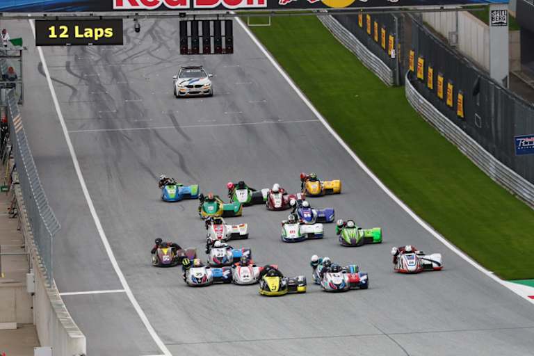Das IDM Sidecarfeld beim Start über die 12 Runden