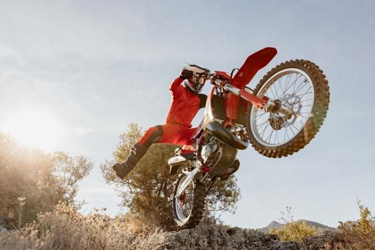 GASGAS EC 300: Der Zweitakter mit Einspritzung wird serienmässig ausschliesslich mit Elektrostarter angeworfen