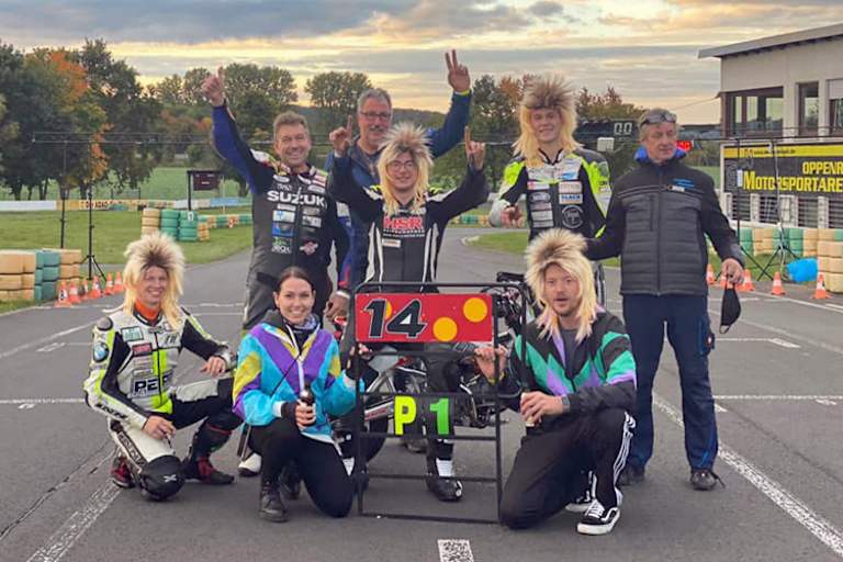 Philipp Gengelbach (li.) hat die Haare schön