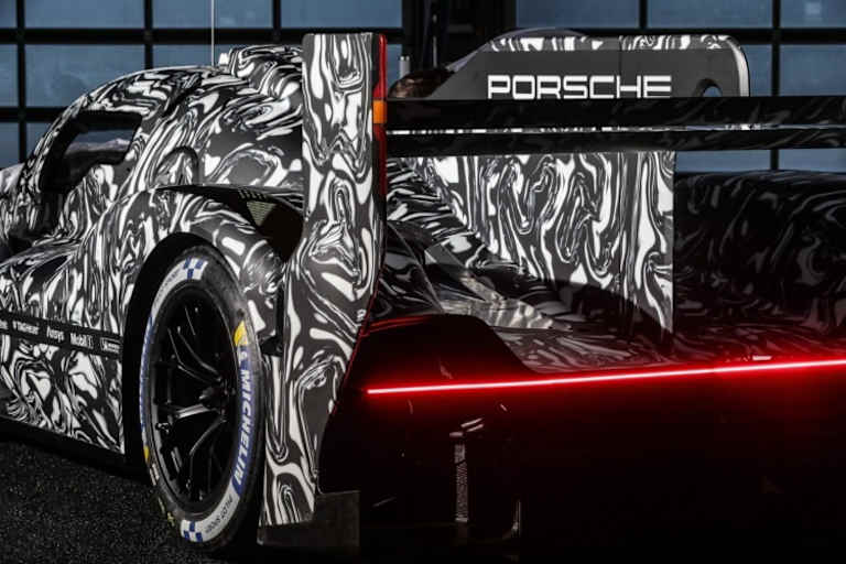 Das Heck des LMDh von Porsche