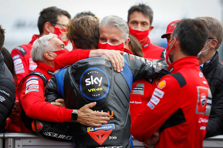 Paolo Ciabatti gratuliert MotoGP-Rookie Luca Marini