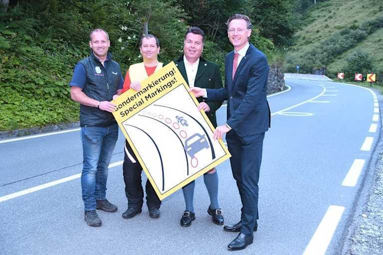 Ellipsen für mehr Motorrad-Sicherheit: Thomas Noel (technischer Leiter Grohag), Martin Winkelbauer (Kuratorium für Verkehrssicherheit), Verkehrslandesrat Hans Mayr und Dr. Johannes Hörl 