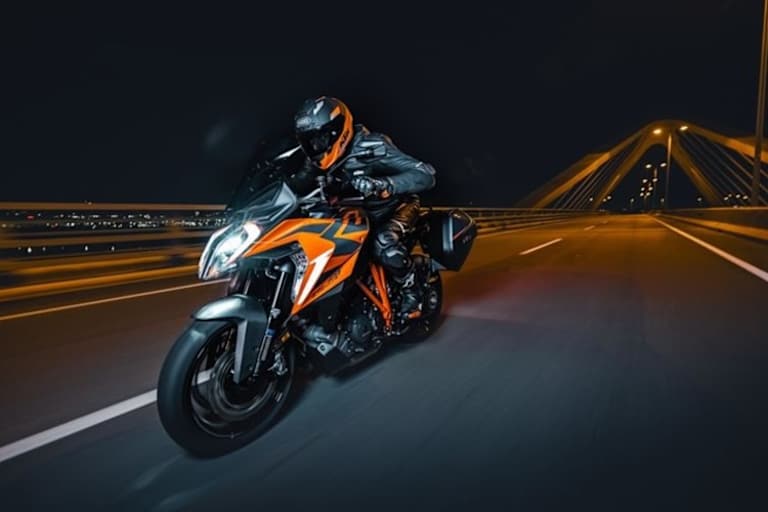 Leichtere Räder, aufgeklügelte Navigation direkt am Display: KTM 1290 Super Duke GT 