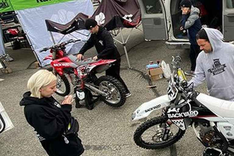 Kein Teamtruck und nicht einmal ein Zelt, geschraubt wird im Freien auf Asphalt