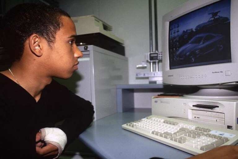 Hamilton mit 15 und gebrochenem Handgelenk