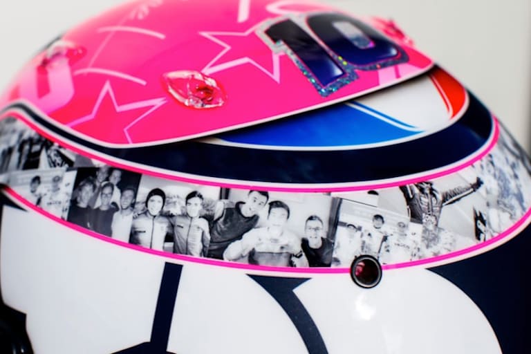 Gasly hat viele Schwarzweiss-Fotos auf den Helm platziert
