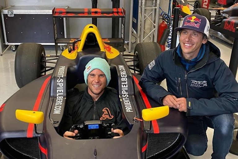 Dominik Thiem in einem der Formelautos des Fuhrparks - rechts daneben wieder Patrick Friesacher