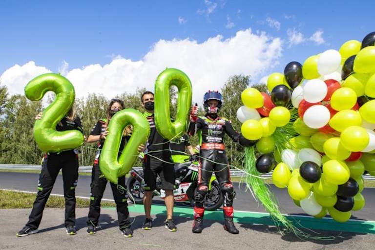 Teammitglieder fingen Jonathan Rea auf der Auslaufrunde ab, um seinen Meilenstein zu würdigen
