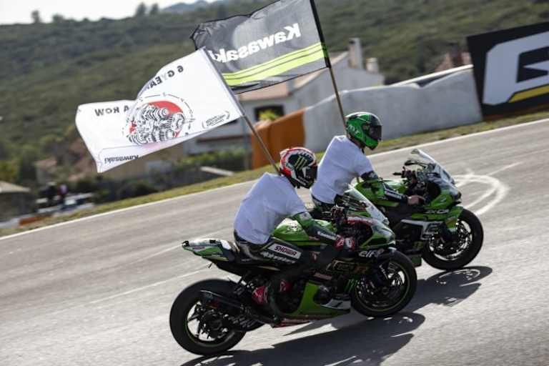 Jonathan Rea und Xavi Fores gemeinsam auf der Auslaufrunde