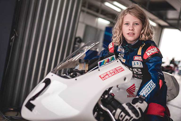 Anina Urlaß auf der Honda NSF250R